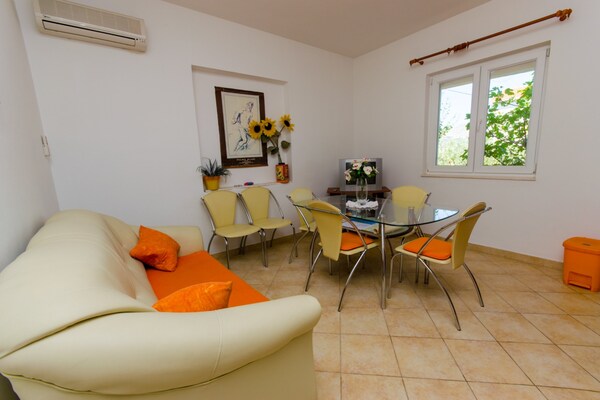 Knus appartement met zonnig terras op 200 meter van het strand in Trogir - thumbnail 2