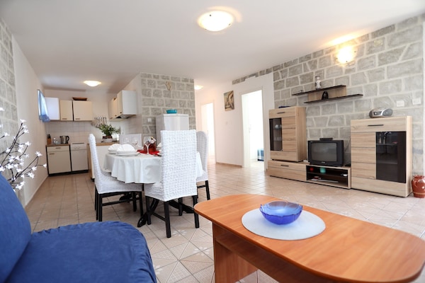 Appartement Meri: Strandappartement voor 6 op Drvenik Mali bij Trogir - thumbnail 1