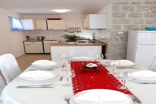 Appartement Meri: Strandappartement voor 6 op Drvenik Mali bij Trogir - thumbnail 2
