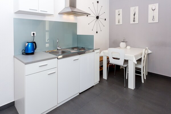 Ruim appartement met balkon en zeezicht op 200m van strand in Omis - thumbnail 4