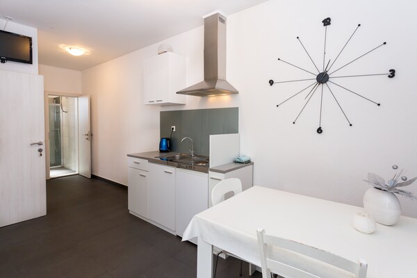 Ruim appartement met balkon en zeezicht op 200m van strand in Omis - thumbnail 2