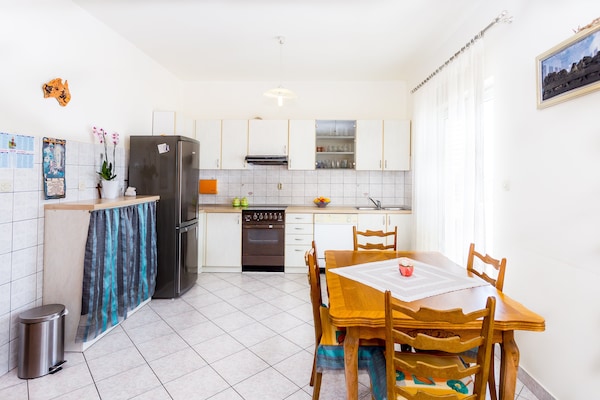 6-persoons appartement aan het strand in Omis met zeezicht - thumbnail 5