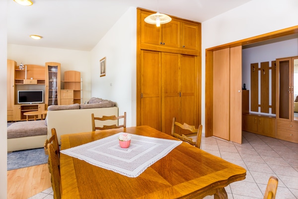 6-persoons appartement aan het strand in Omis met zeezicht - thumbnail 4