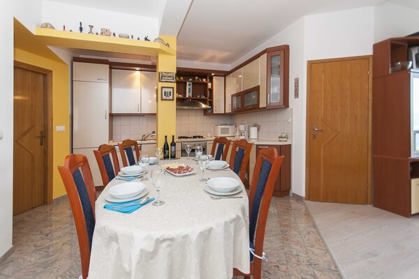 Ruim 8-persoons appartement met balkon en zeezicht in Stanici - thumbnail 2