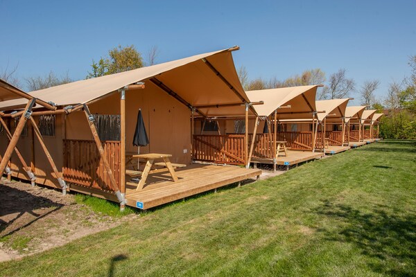 Safaritent met 3 slaapkamers op Vakantiepark Hunzedal in Borger - thumbnail 6