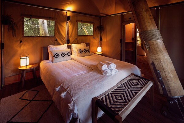 Luxe glampingtent met 3 badkamers en balkon op Resort de Parel in Zeewolde - thumbnail 4
