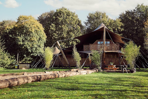 Luxe glampingtent met 3 badkamers en balkon op Resort de Parel in Zeewolde - thumbnail 1