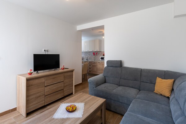 Ruim appartement met zonnig terras op 500 meter van het strand in Mlini - thumbnail 2