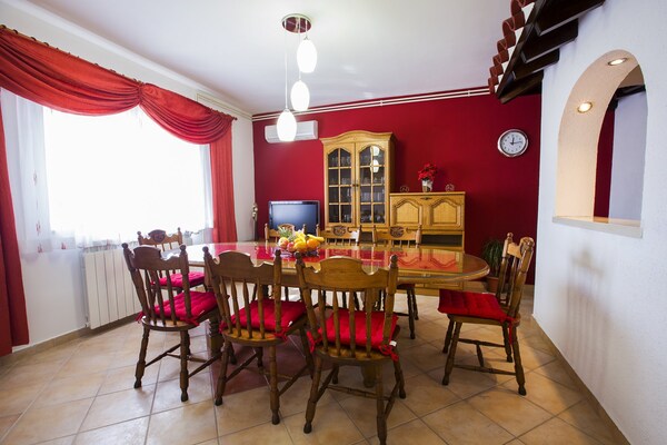 Ruime vier-slaapkamer villa met privézwembad en uitzicht bij Split - thumbnail 5