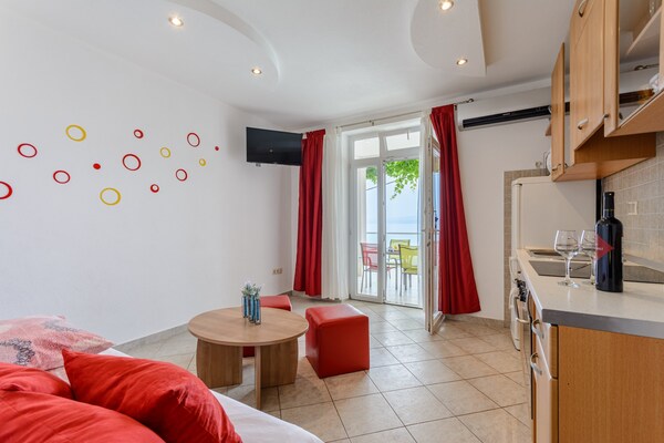 Comfortabel appartement aan zee met terras en uitzicht in Dugi Rat - thumbnail 3