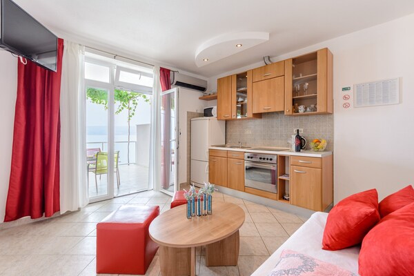 Comfortabel appartement aan zee met terras en uitzicht in Dugi Rat - thumbnail 2