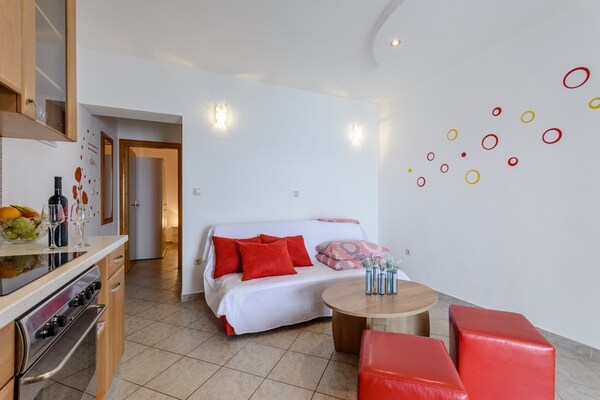 Comfortabel appartement aan zee met terras en uitzicht in Dugi Rat - thumbnail 4