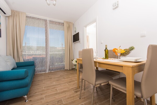 Appartement met zeezicht en gedeeld zwembad op 100m van het strand van Drvenik Veliki - thumbnail 3