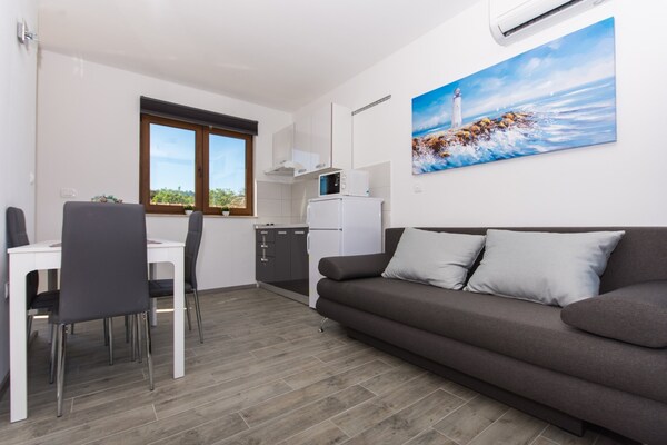Appartement met zeezicht en zwembad op 100m van het strand van Drvenik Veliki - thumbnail 3