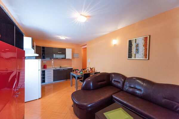 Ruim appartement met balkon vlakbij zee in Vinisce - thumbnail 2