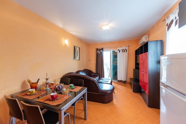 Ruim appartement met balkon vlakbij zee in Vinisce - thumbnail 3