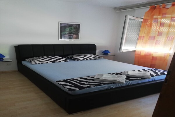 Appartement met zeezicht en gedeeld zwembad – direct aan zee in Sumpetar - thumbnail 3