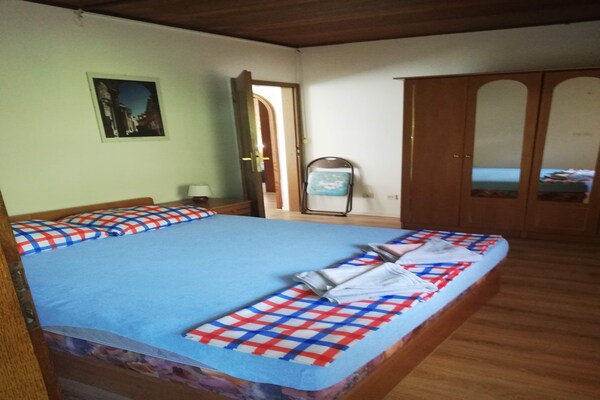 Appartement met zeezicht en gedeeld zwembad – direct aan zee in Sumpetar - thumbnail 4