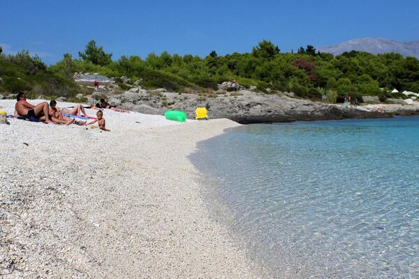Studio aan zee in Povlja, Brač – 50m van strand met terras en BBQ - thumbnail 3