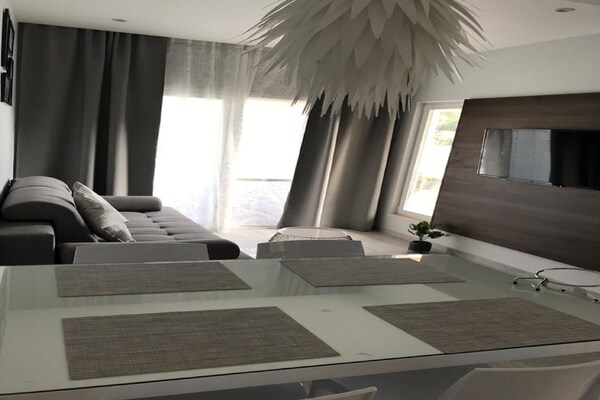 Appartement aan zee in Prižba met terras en uitzicht op de Adriatische Zee - thumbnail 2