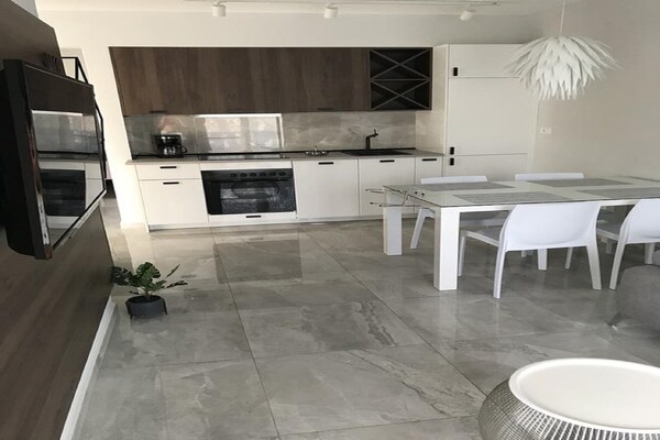 Appartement aan zee in Prižba met terras en uitzicht op de Adriatische Zee - thumbnail 6