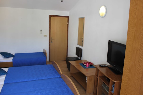 Kamer met balkon voor 3 in Ploče, vlak bij strand en haven - thumbnail 2