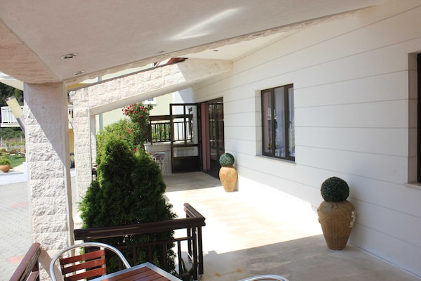 Kamer met balkon voor 3 in Ploče, vlak bij strand en haven - thumbnail 4