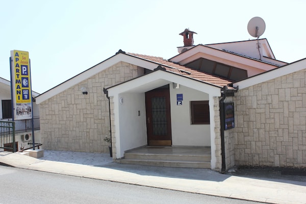 Knusse Deluxe Kamer met Terras nabij Strand Ploče – Geschikt voor 4 Personen - thumbnail 5
