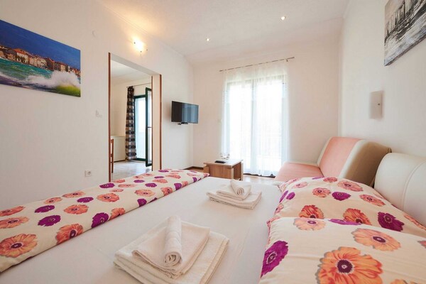 Aan het strand: Comfortabel studio-appartement in Kastel Stafilic - thumbnail 2