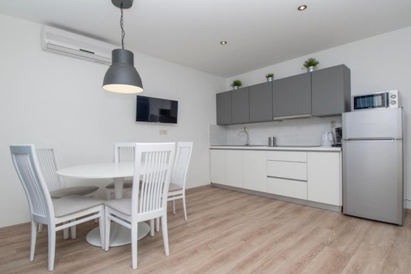 Op 300 m van het strand: Comfortabel appartement in Tucepi - thumbnail 4