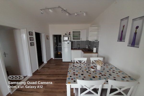 Op 300 m van het strand: Ruim appartement in Jelsa voor 5 personen - thumbnail 1