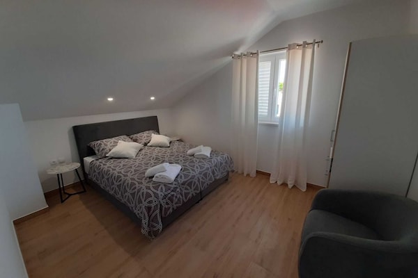 4-persoons appartement in Jelsa met terras en zeezicht - thumbnail 3
