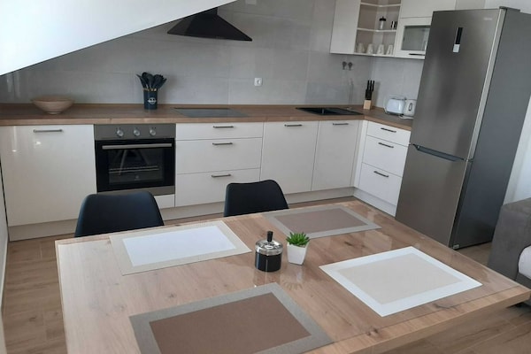 Superieur appartement met zeezicht en terras voor 6 personen in Jelsa, Hvar - thumbnail 1
