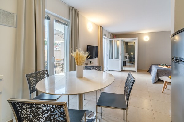 Aan het strand: Sfeervol studio-appartement in Sutivan - thumbnail 1