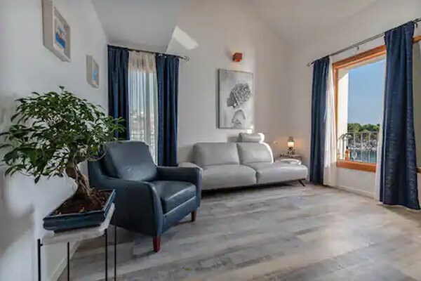 Luxe appartement met zeezicht in historisch Trogir - thumbnail 3