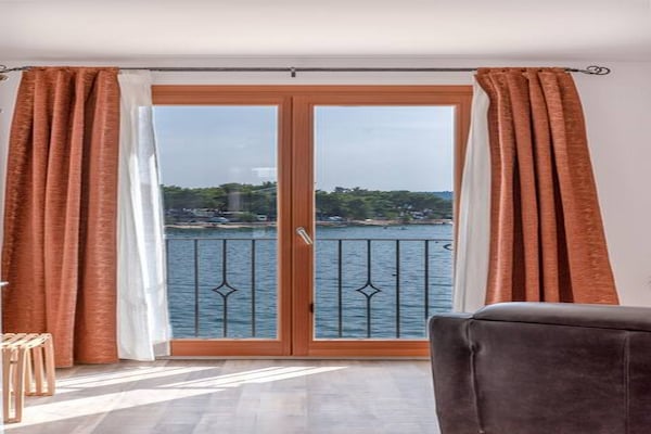 Luxe appartement met zeezicht in het historische Trogir - thumbnail 1