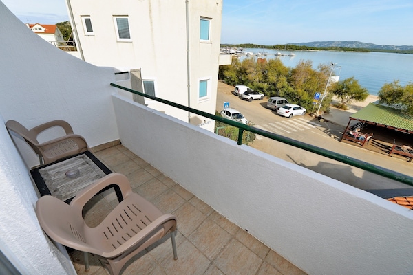 Appartement met balkon en zeezicht op 10 meter van het strand in Murter - thumbnail 2