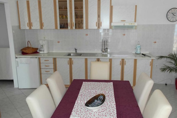 Ruim appartement met zeezicht op slechts 10 meter van het strand in Bol - thumbnail 2