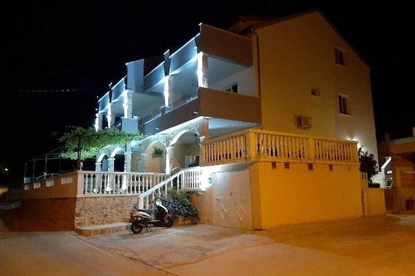 Op 300 m van het strand: Comfortabel appartement in Jelsa · 4 pers. - thumbnail 4