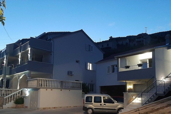 Op 300 m van het strand: Comfortabel appartement in Jelsa · 4 pers. - thumbnail 5