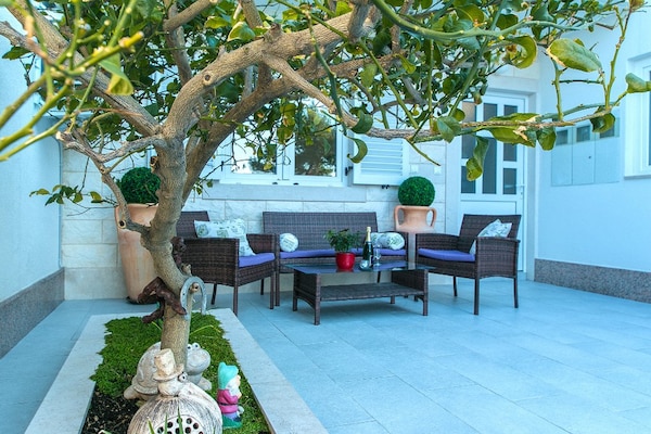 Licht appartement met terras in rustige baai van Brela - thumbnail 2