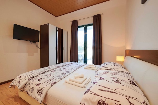 Aan het strand: Studio appartement in Kastel Stafilic voor 4 personen - thumbnail 4