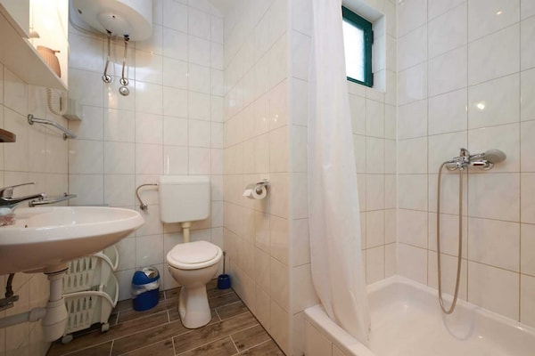Aan het strand: Studio appartement in Kastel Stafilic voor 4 personen - thumbnail 6