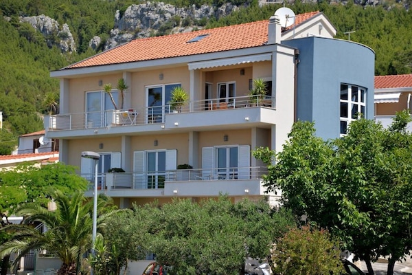Studio met balkon op 300m van het strand in centrum Tučepi - thumbnail 2