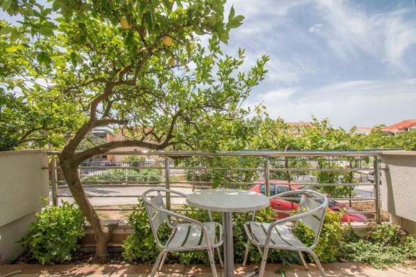 Studio met balkon op 300m van het strand in centrum Tučepi - thumbnail 3
