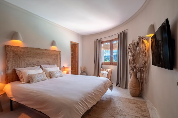 Villa Vista: Luxe Ibiza-stijl villa met panoramisch uitzicht over de Challon-vallei - thumbnail 3