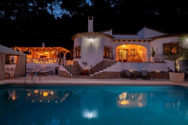 Villa Vista: Luxe Ibiza-stijl villa met panoramisch uitzicht over de Challon-vallei - thumbnail 5