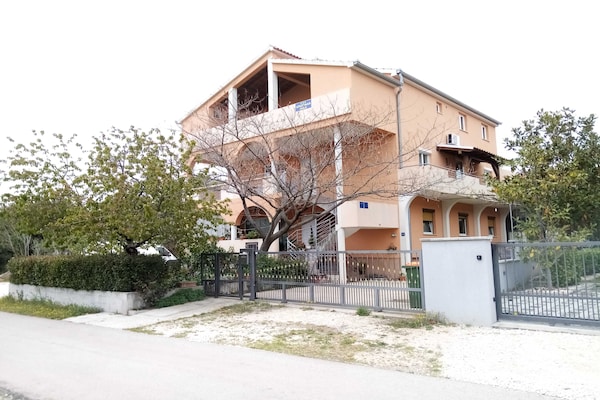 Ruim appartement in Biograd na Moru met terras, 500m van het strand - thumbnail 2