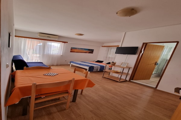 Op 500 m van het strand: Studio appartement in Biograd na Moru - thumbnail 2