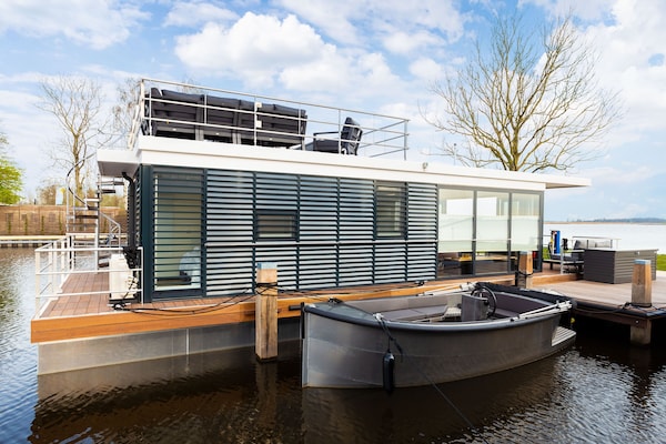 Woonboot 'de Valreep' met tuin aan het Sneekermeer - thumbnail 1